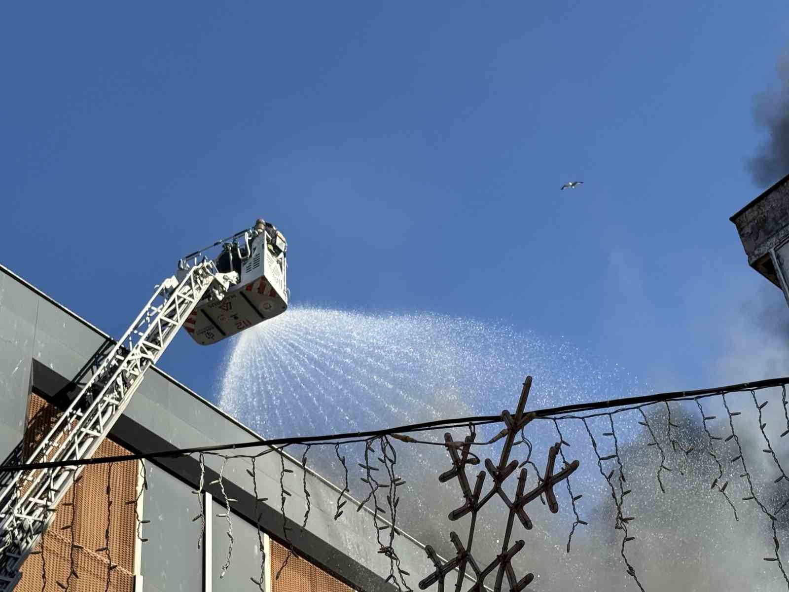 sehir merkezinde korku dolu anlar depo yandi dumandan goz gozu gormedi 2 OAMDBYAE
