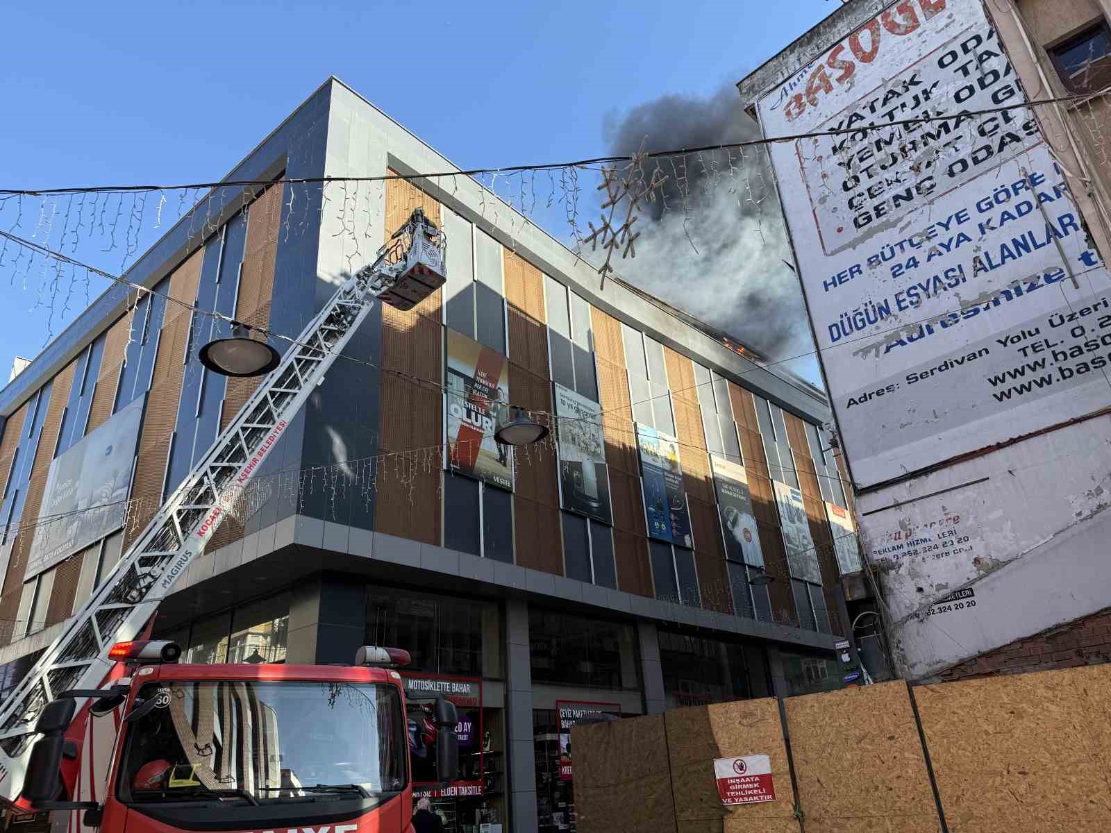 sehir merkezinde korku dolu anlar depo yandi dumandan goz gozu gormedi 3 Le4wciRR