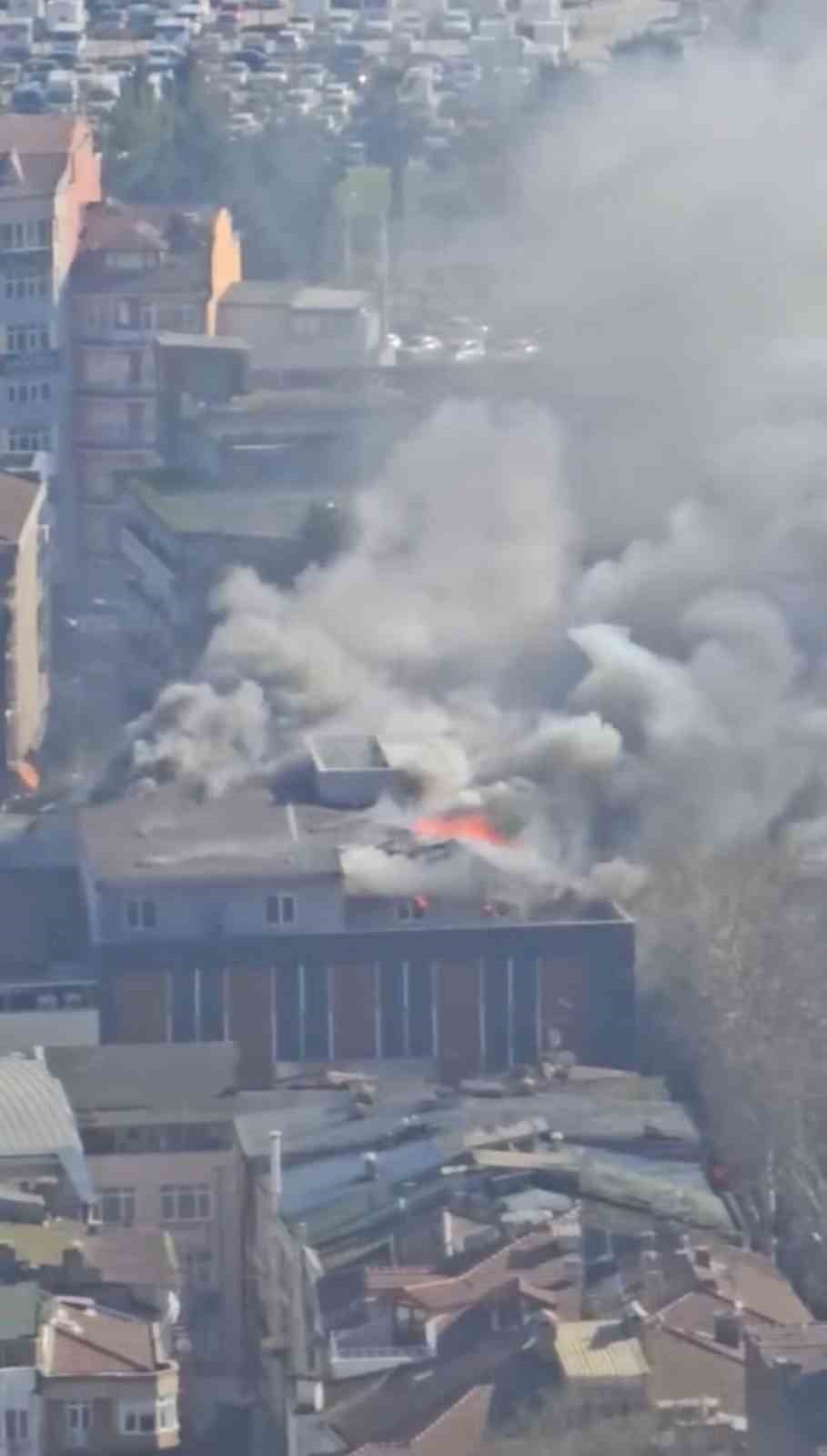 sehir merkezinde korku dolu anlar depo yandi dumandan goz gozu gormedi 4 abswGTiG