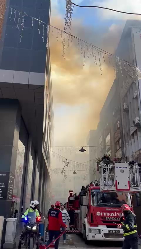 sehir merkezinde korku dolu anlar depo yandi dumandan goz gozu gormedi 9 QnhMwRKw