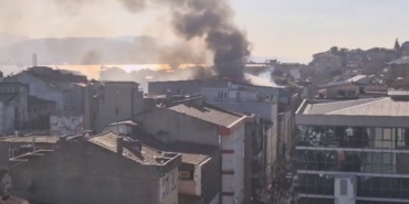sehir-merkezinde-korku-dolu-anlar-depo-yandi-dumandan-goz-gozu-gormedi-xw9j8HK3.jpg
