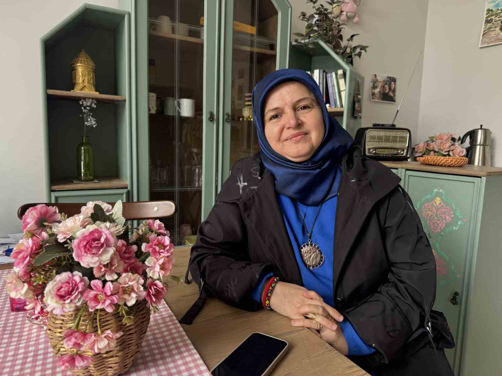 sehir merkezine inen tilki kimseye aldiris etmeden karnini doyurdu 2 J22tAsfq