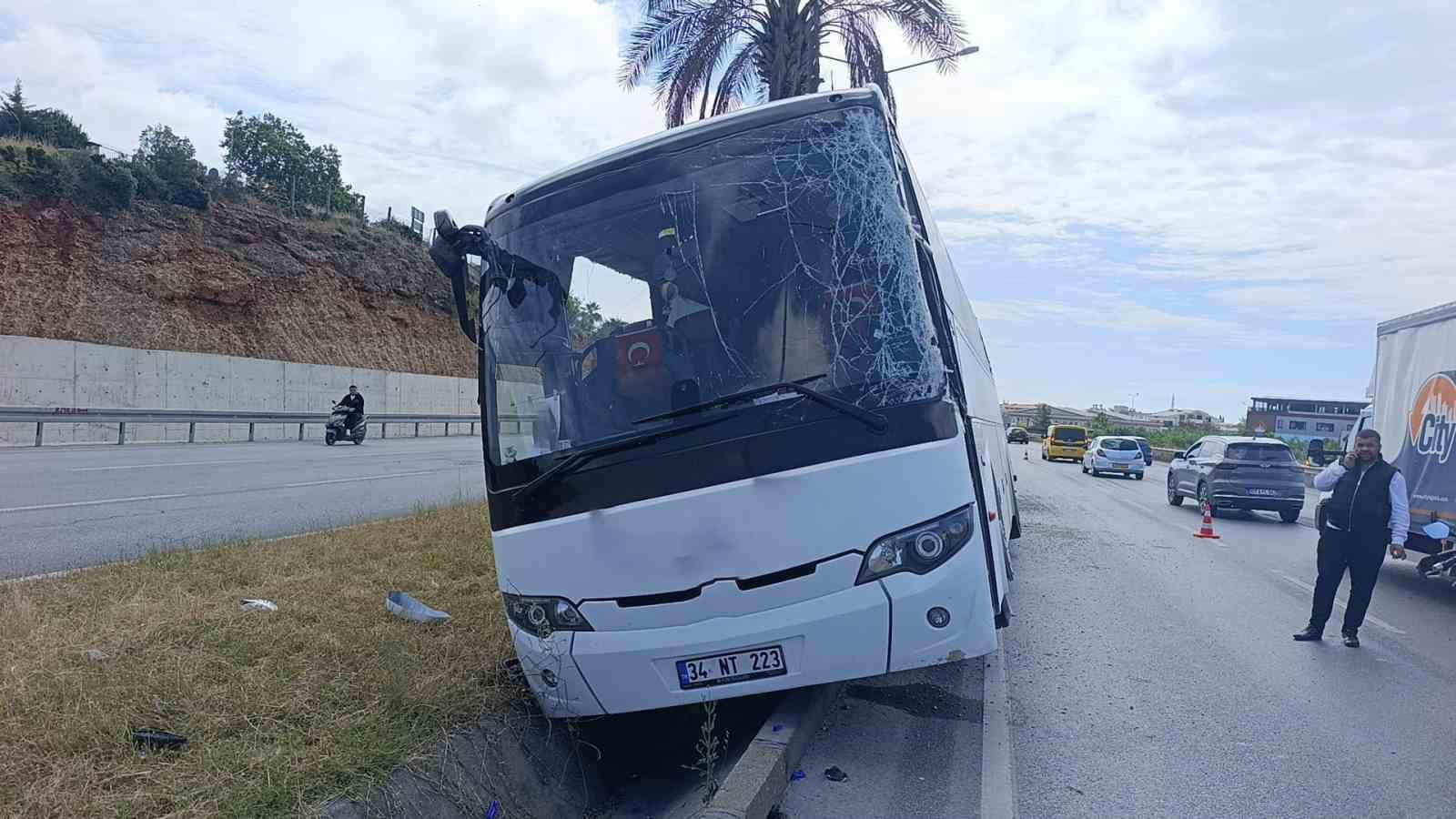 sehirlerarasi yolcu otobusu cevreyolunda refuje cikti 1 yarali 1 Xs7pDdAC
