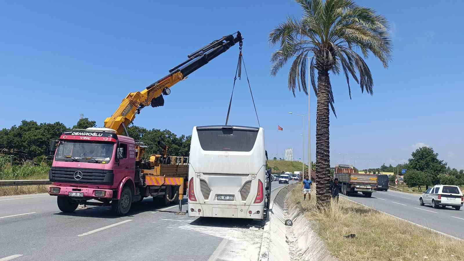 sehirlerarasi yolcu otobusu cevreyolunda refuje cikti 1 yarali 4 lBnHqF3S
