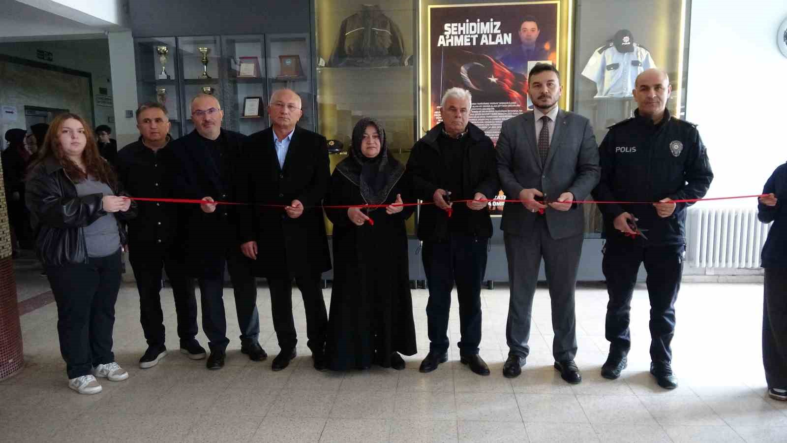 sehit ahmet alanin hatiralari sehadetinin yil donumunde adini tasiyan okulda yerini aldi 0 iHS1gfgV
