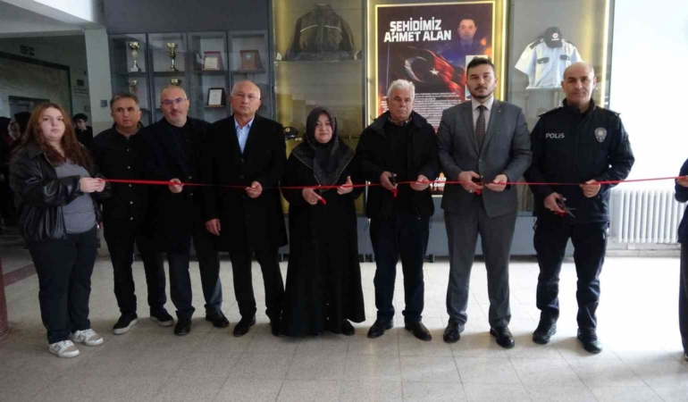 sehit-ahmet-alanin-hatiralari-sehadetinin-yil-donumunde-adini-tasiyan-okulda-yerini-aldi-TxTJ5yBt.jpg
