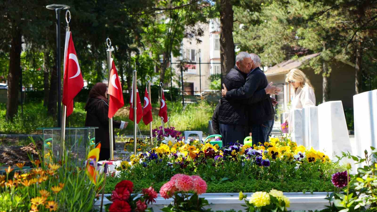 sehit aileleri ve gazi yakinlari bayram arefesinde sehitlikleri ziyaret etti 0