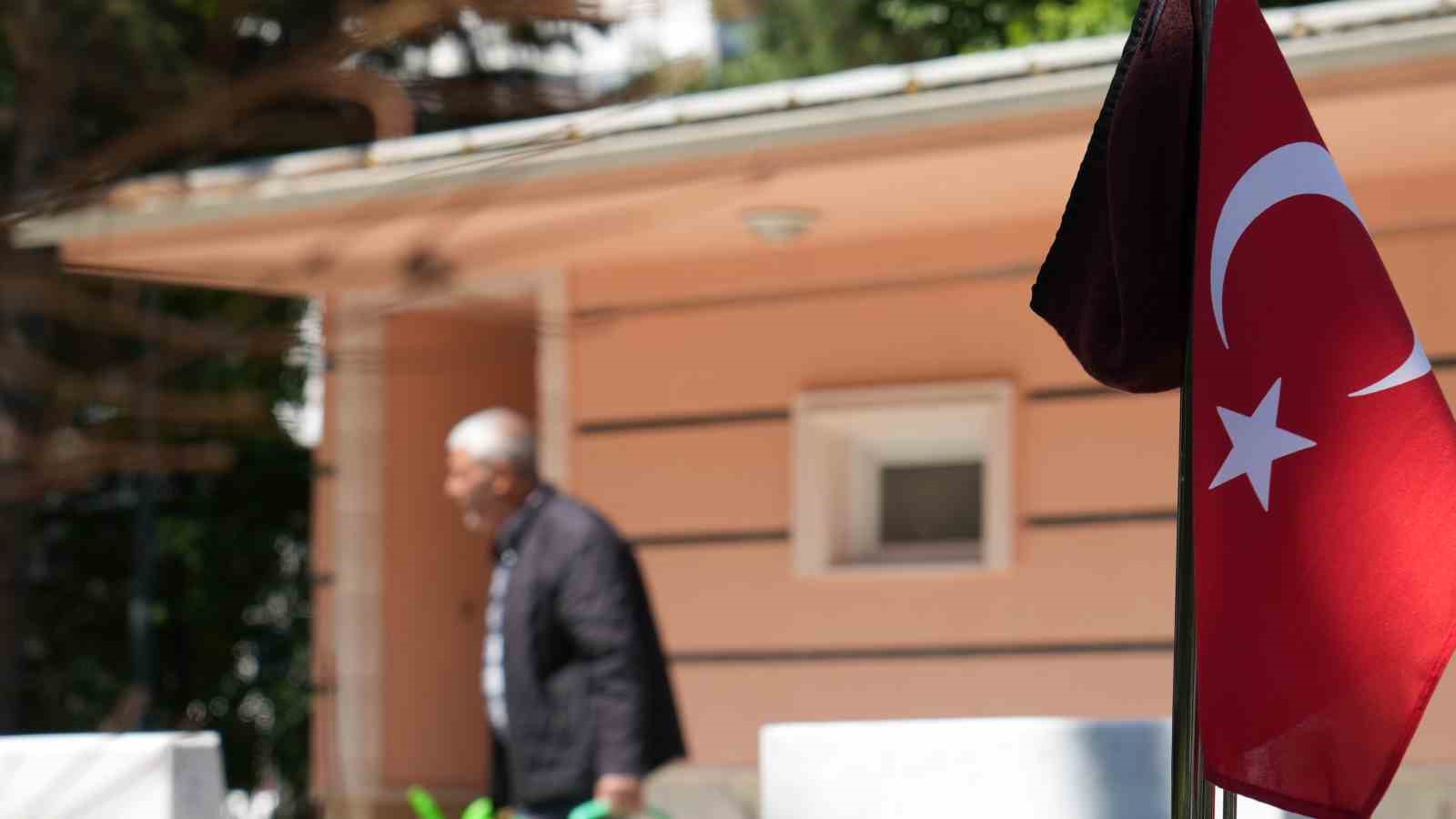 sehit aileleri ve gazi yakinlari bayram arefesinde sehitlikleri ziyaret etti 1 XrVzZX22