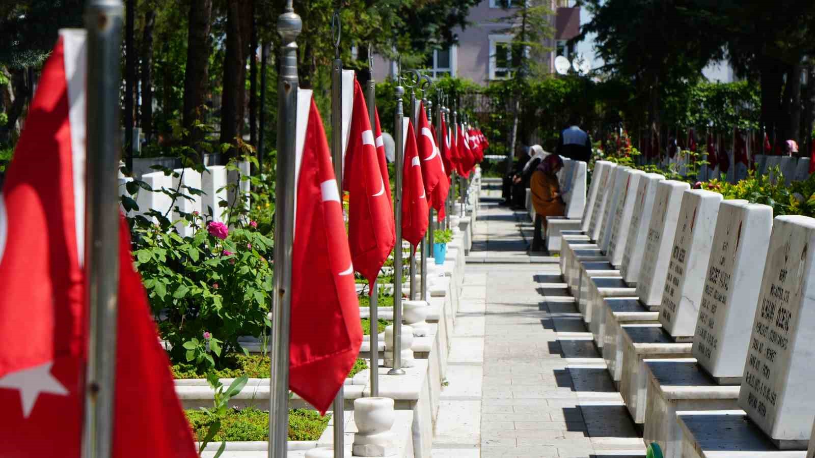 sehit aileleri ve gazi yakinlari bayram arefesinde sehitlikleri ziyaret etti 2 vinW3g1j