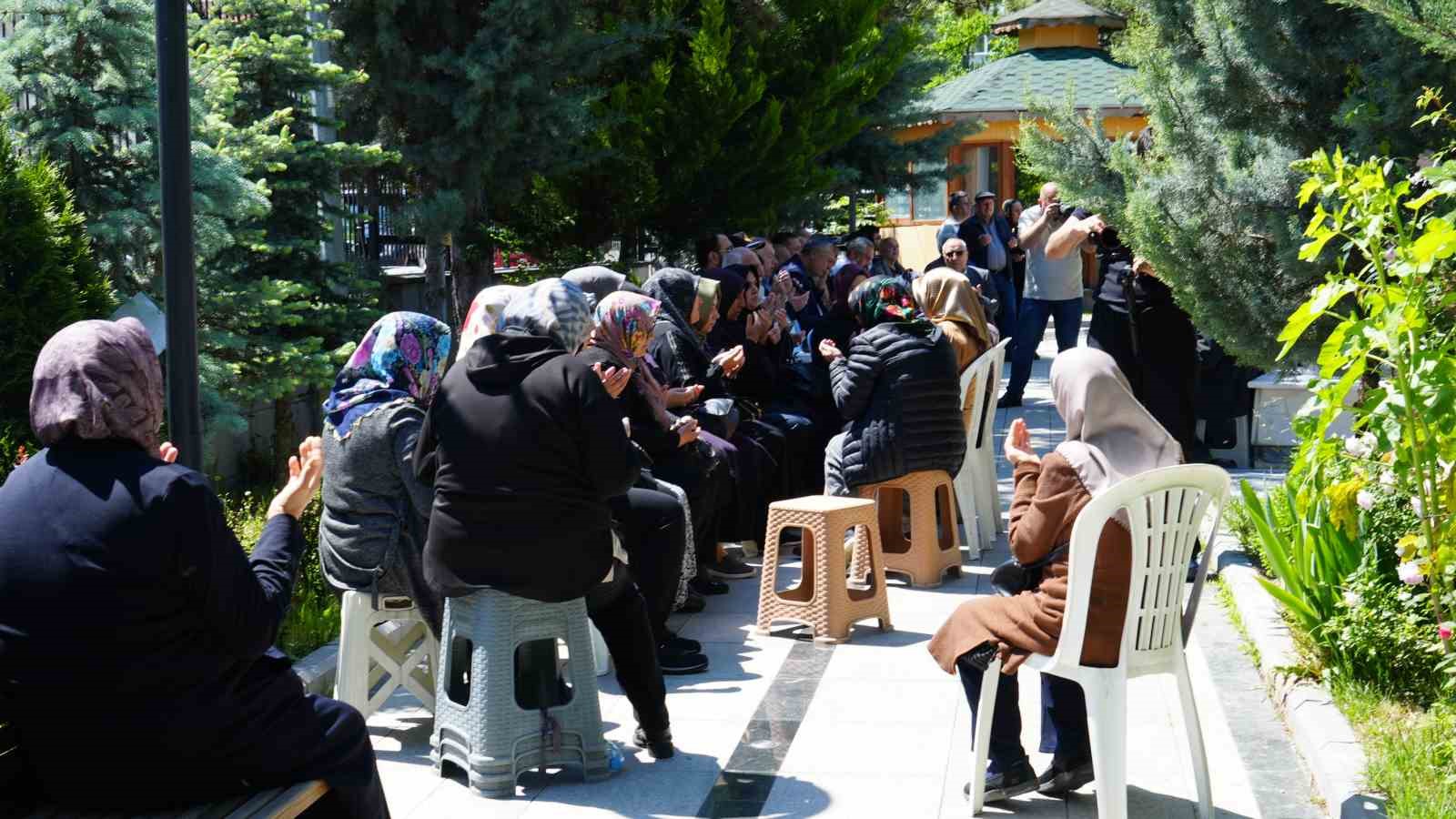 sehit aileleri ve gazi yakinlari bayram arefesinde sehitlikleri ziyaret etti 3 c4ZHJODP
