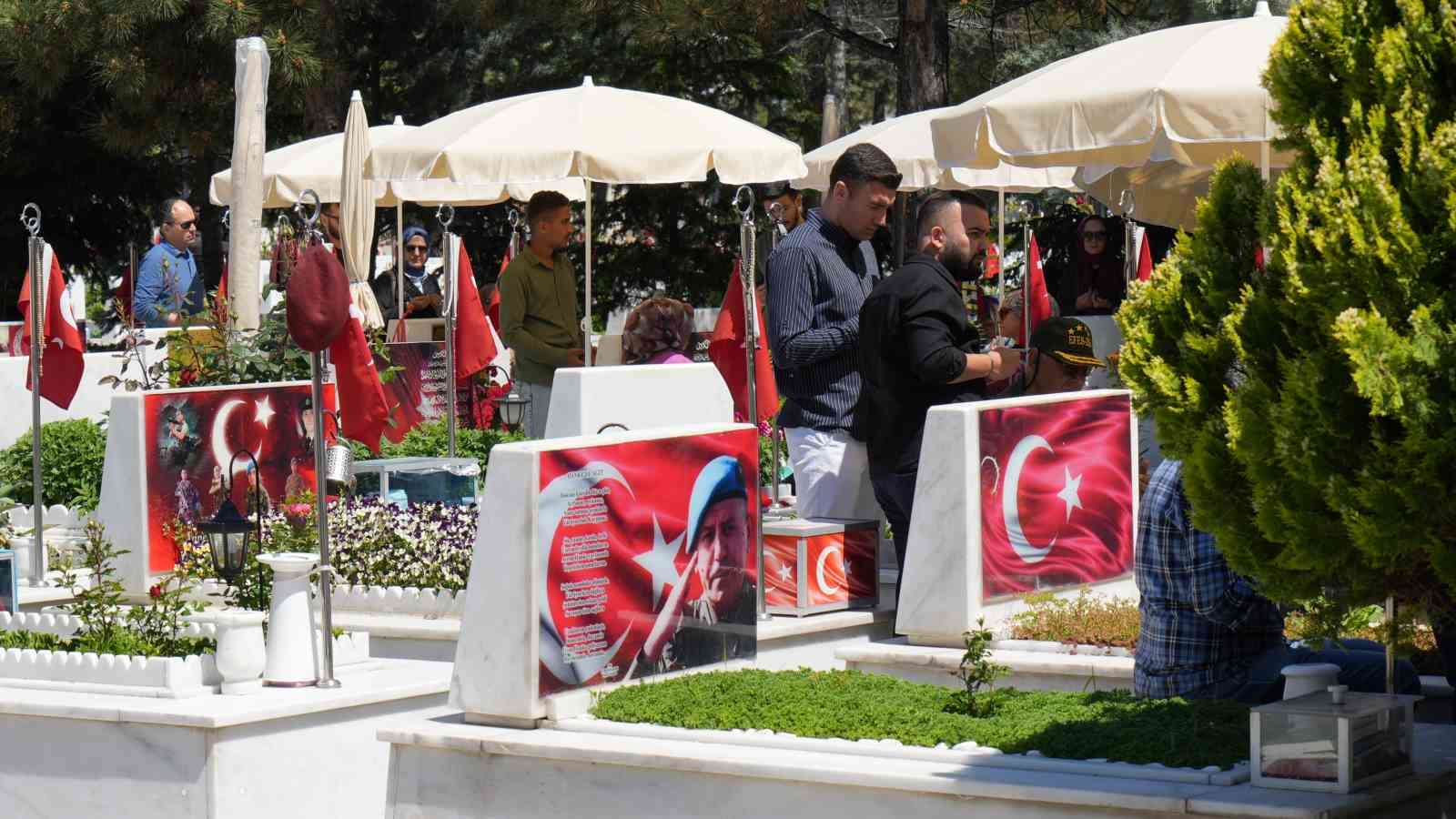 sehit aileleri ve gazi yakinlari bayram arefesinde sehitlikleri ziyaret etti 4 tTYXA3Vy