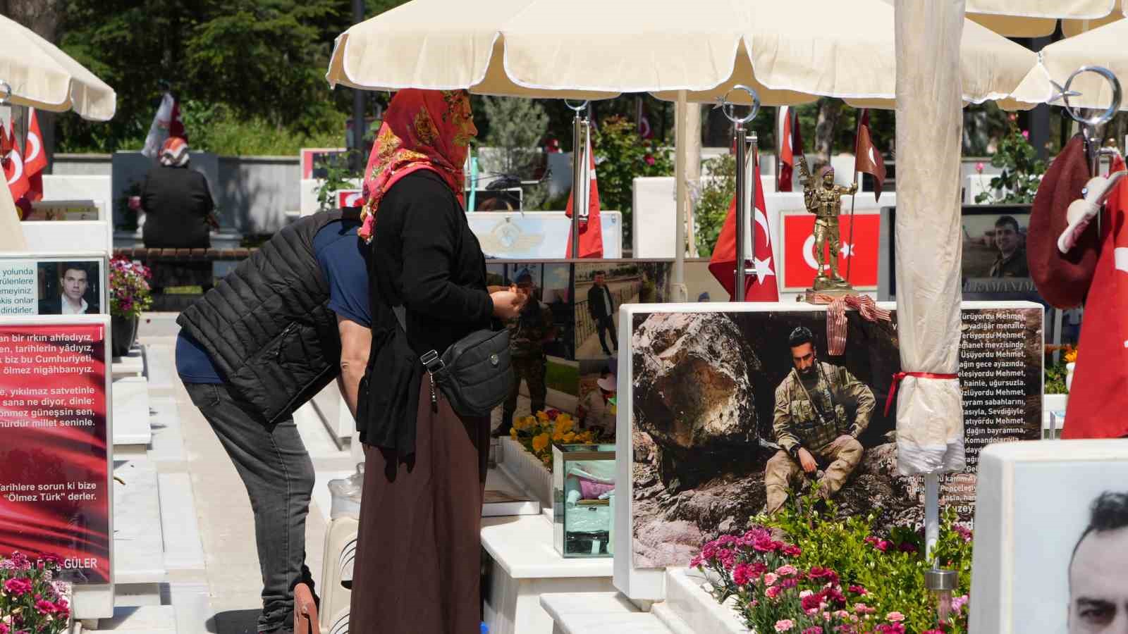 sehit aileleri ve gazi yakinlari bayram arefesinde sehitlikleri ziyaret etti 6 65XcAMjR