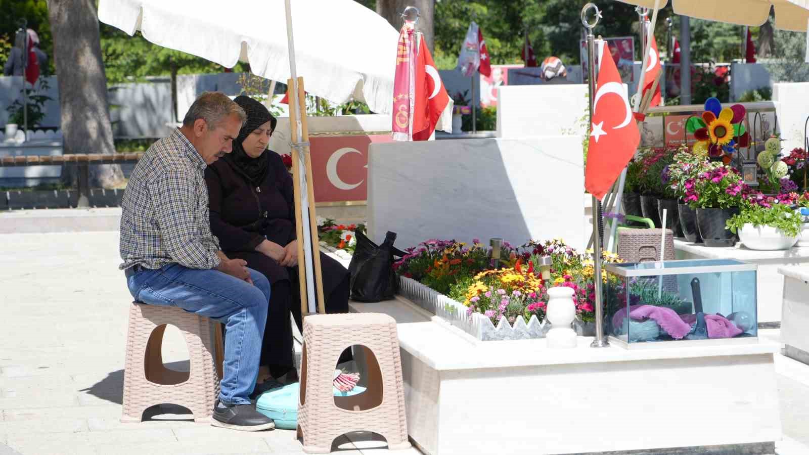 sehit aileleri ve gazi yakinlari bayram arefesinde sehitlikleri ziyaret etti 8 T6P6gw4r