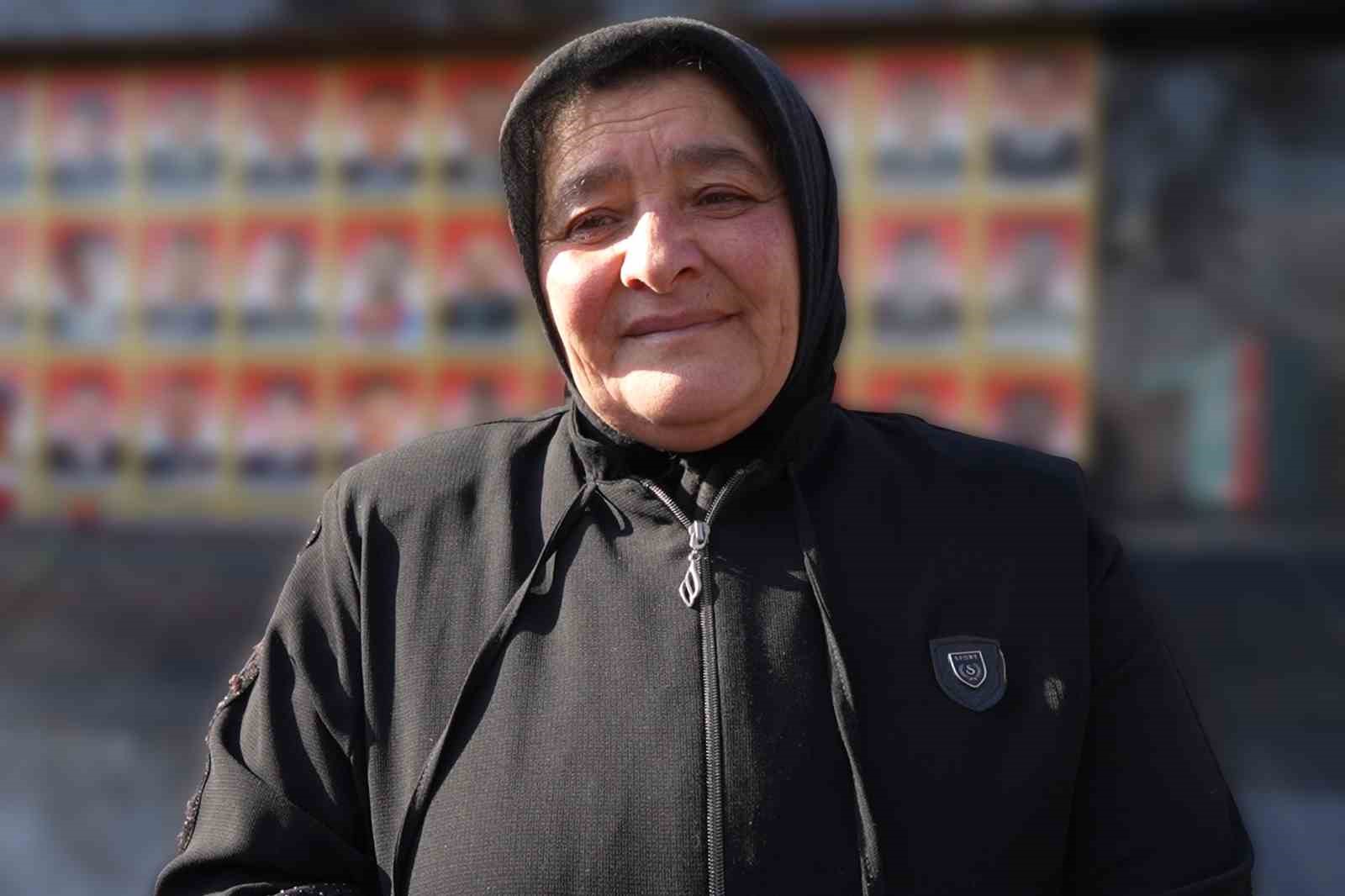 Şehit annelerinin evlat özlemi yürekleri dağladı: Fotoğraflarına bakıp dua ettiler 10 sehit annelerinin evlat ozlemi yurekleri dagladi fotograflarina bakip dua ettiler 6 lQGBRFaz