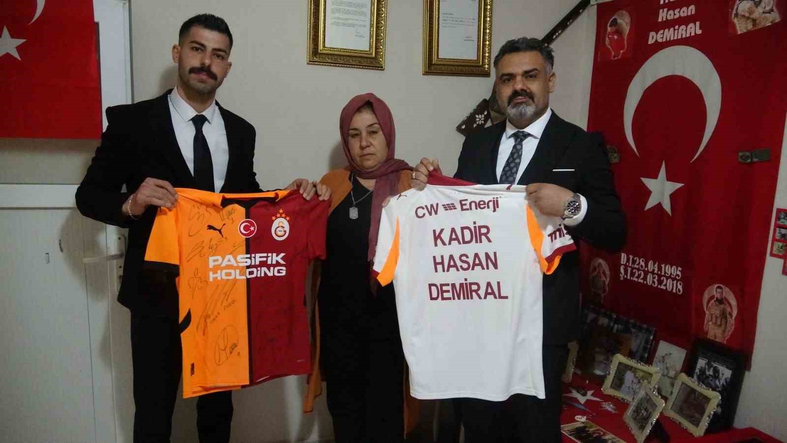 sehit annesinin galatasaray formasi istegi yerine getirildi 1 wISOXlPj