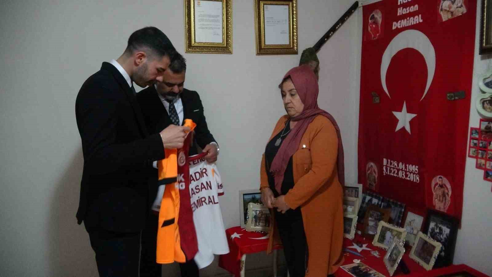sehit annesinin galatasaray formasi istegi yerine getirildi 3 AEVLqcK1