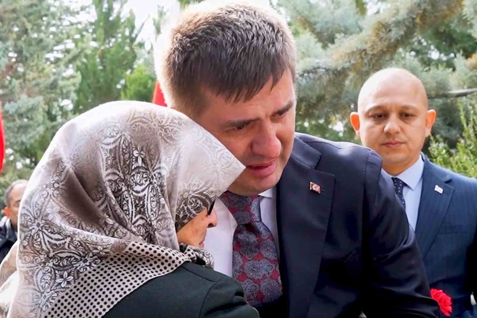 Şehit annesinin sözleri yürekleri burktu, Vali gözyaşlarını tutamadı 4 sehit annesinin sozleri yurekleri burktu vali gozyaslarini tutamadi 0