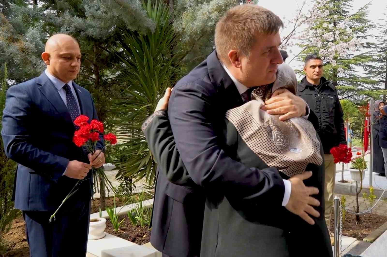 Şehit annesinin sözleri yürekleri burktu, Vali gözyaşlarını tutamadı 5 sehit annesinin sozleri yurekleri burktu vali gozyaslarini tutamadi 1 srTAVaru