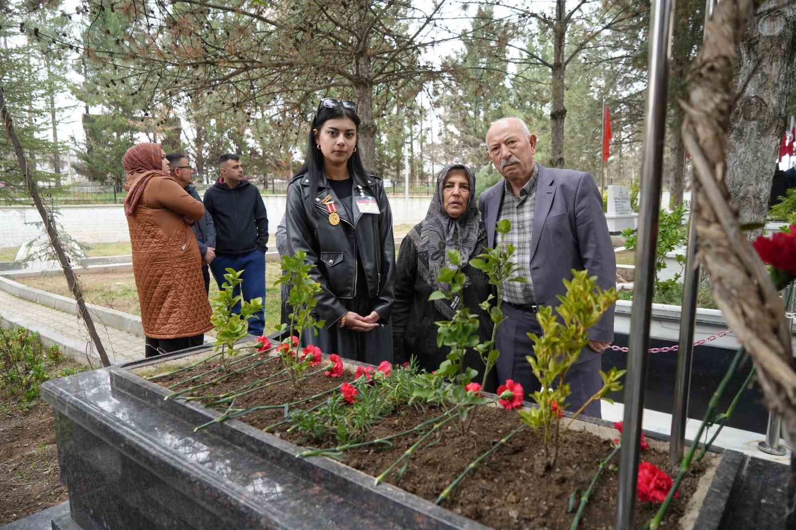 Şehit annesinin sözleri yürekleri burktu, Vali gözyaşlarını tutamadı 9 sehit annesinin sozleri yurekleri burktu vali gozyaslarini tutamadi 5