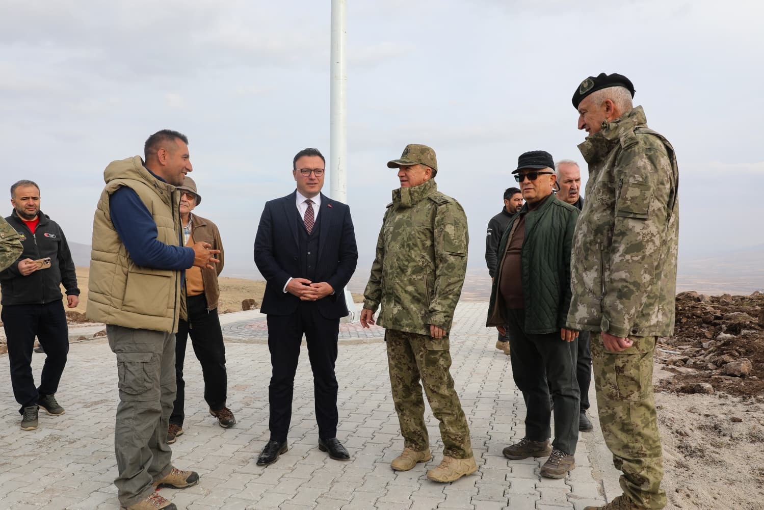 sehit arkadaslarinin hatirasina 2 bin 400 rakimli tepeye agac diktiler 2 JLBRetOC