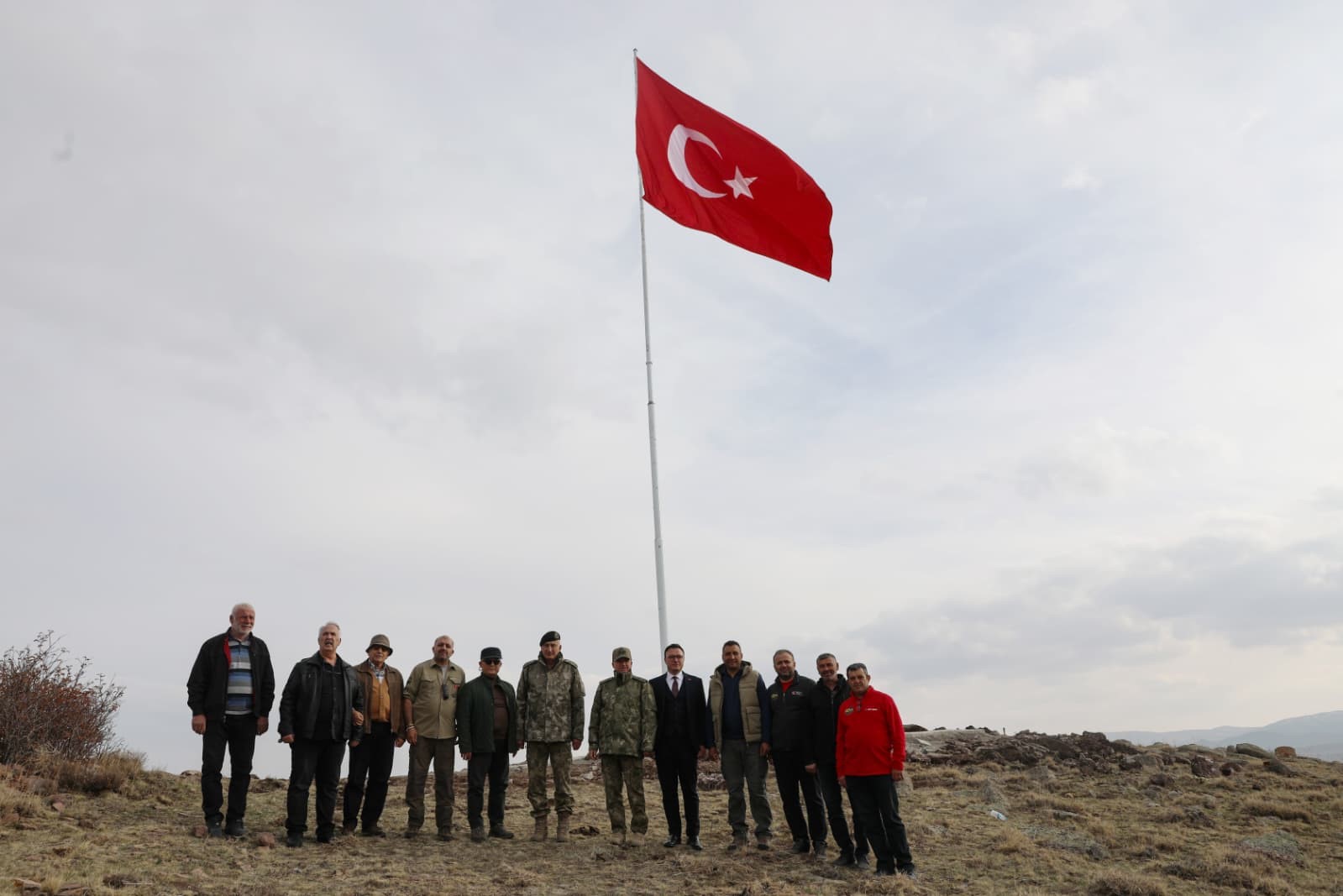 sehit arkadaslarinin hatirasina 2 bin 400 rakimli tepeye agac diktiler 5 w9N291jI