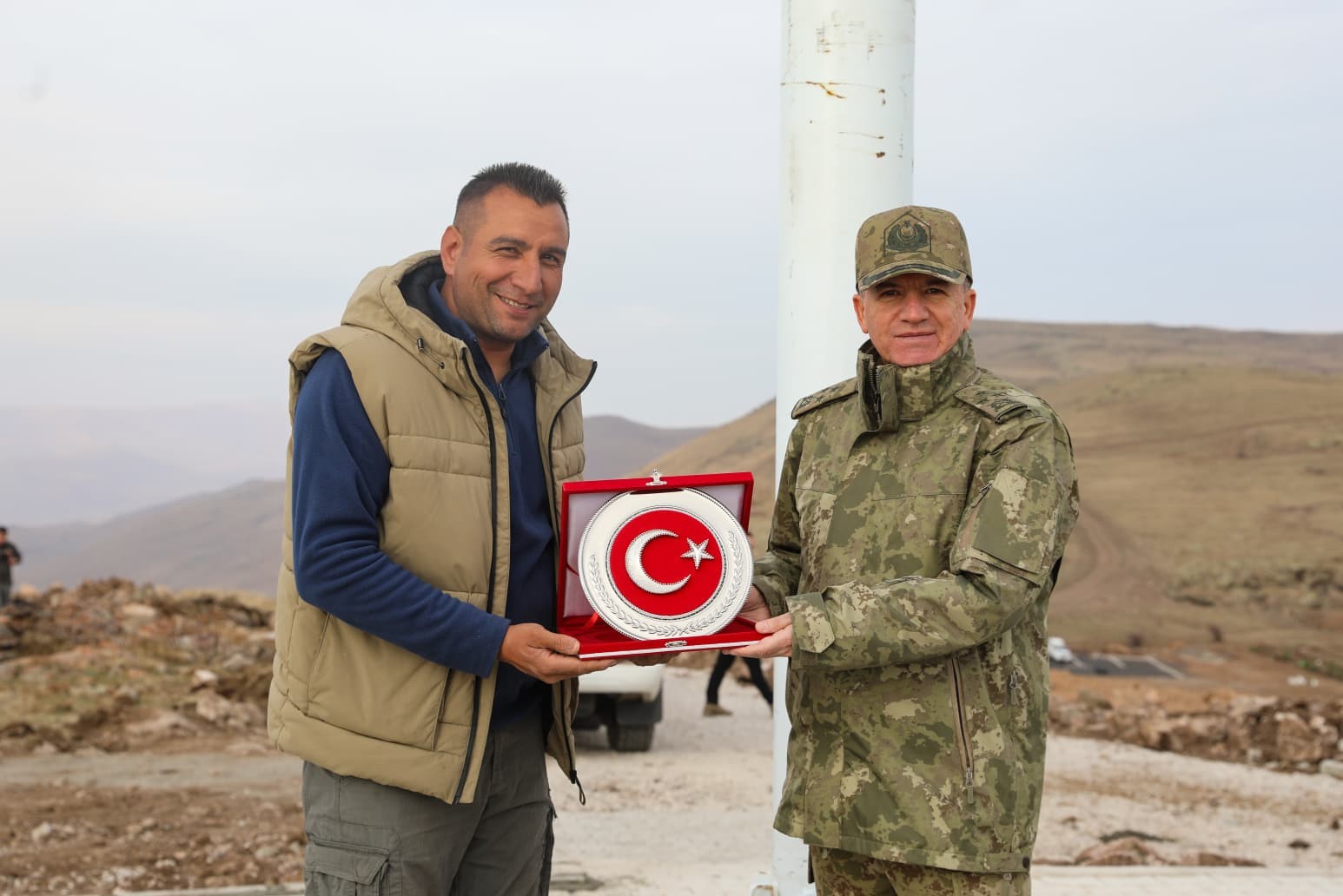 sehit arkadaslarinin hatirasina 2 bin 400 rakimli tepeye agac diktiler 9