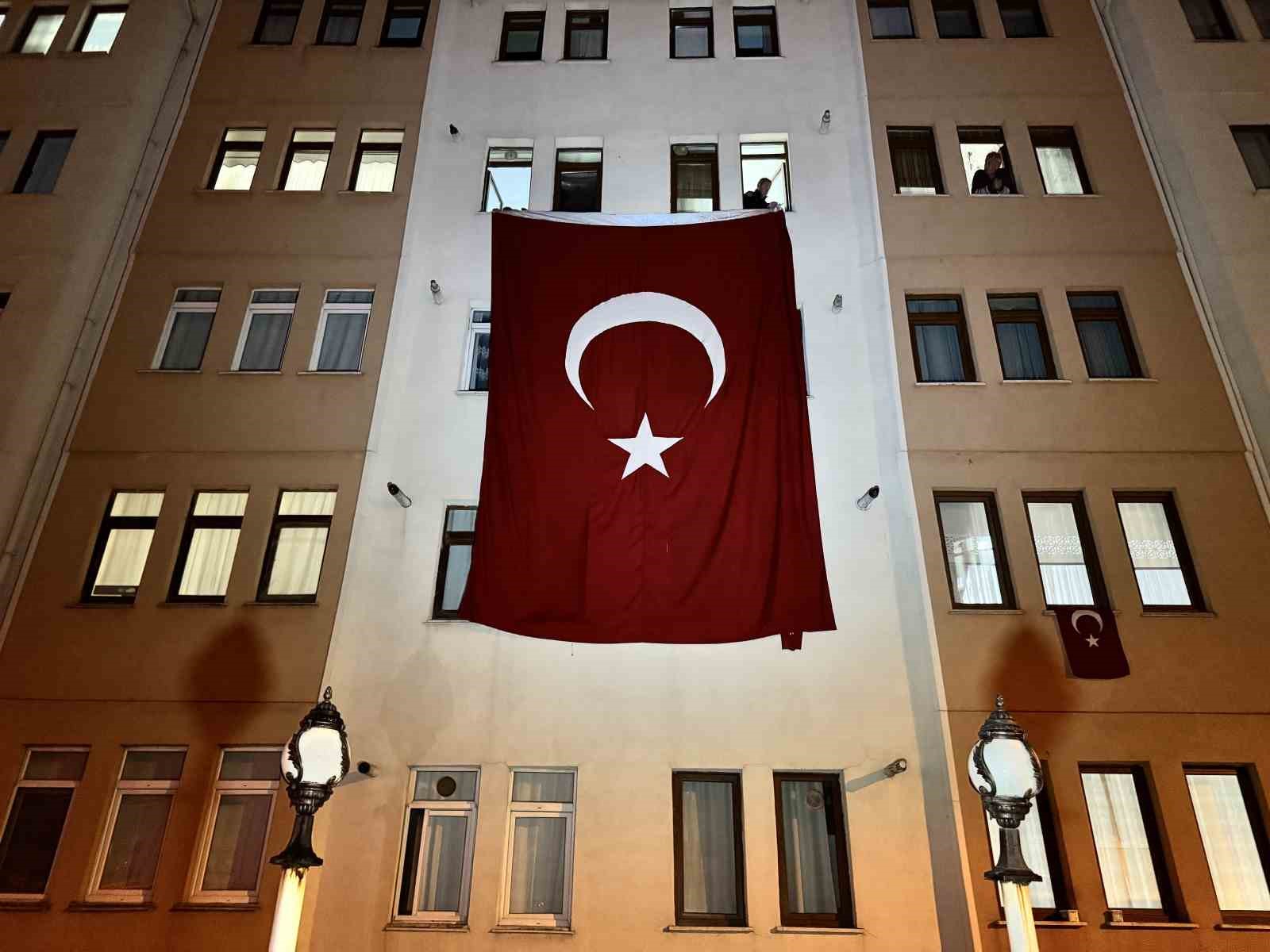 sehit astsubay ozcanin baba ocagina turk bayragi asildi 2 wpJKr7Lz