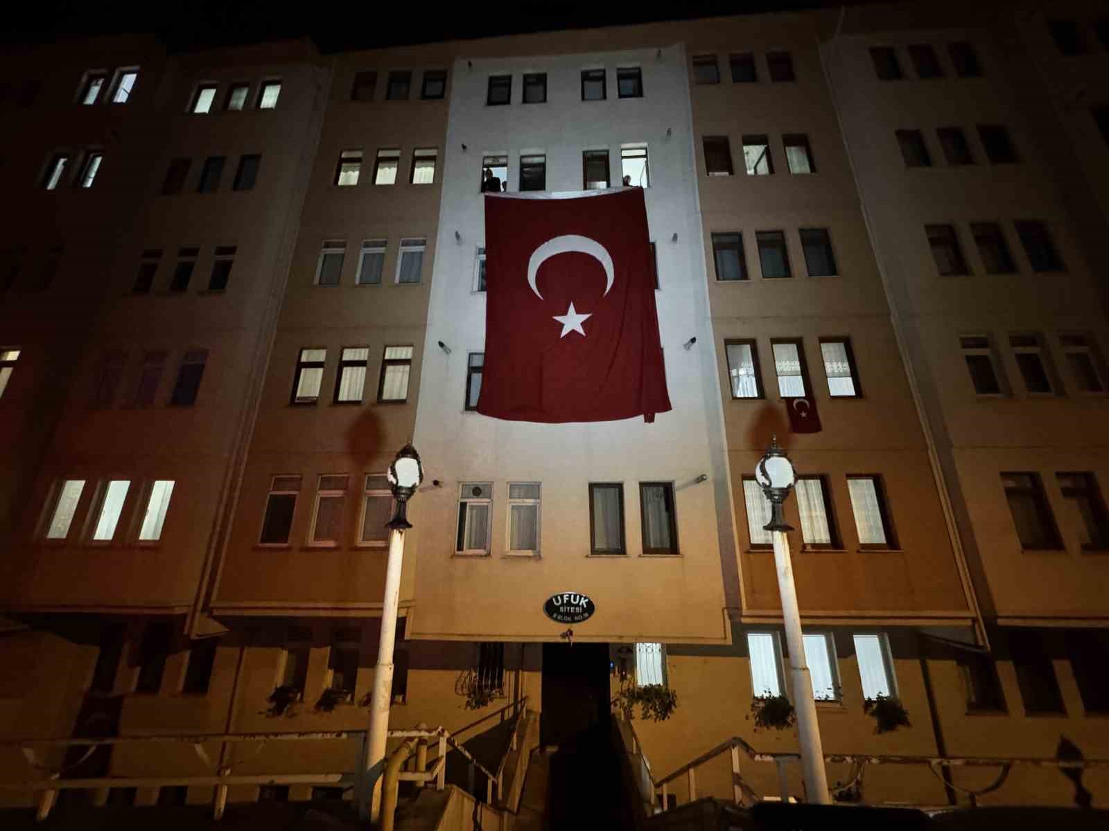 sehit astsubay ozcanin baba ocagina turk bayragi asildi 3 deTwQ4zV