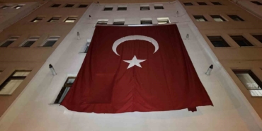 sehit-astsubay-ozcanin-baba-ocagina-turk-bayragi-asildi-FIqgr6CZ.jpg