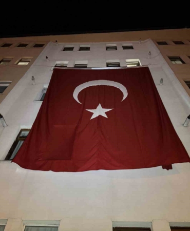 sehit-astsubay-ozcanin-baba-ocagina-turk-bayragi-asildi-FIqgr6CZ.jpg