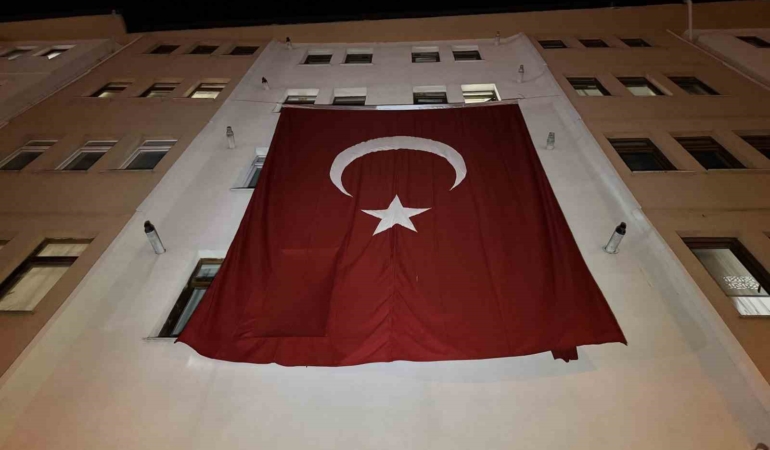 sehit-astsubay-ozcanin-baba-ocagina-turk-bayragi-asildi-FIqgr6CZ.jpg