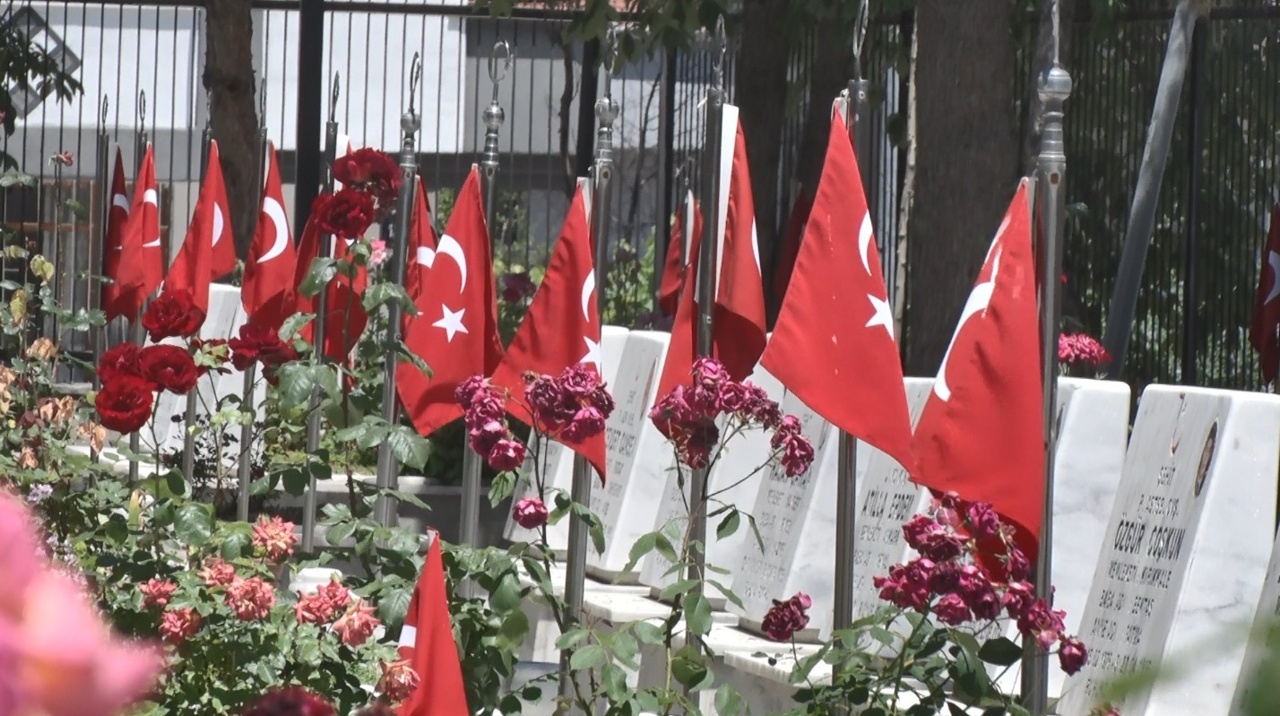 sehit babalarinin buruk babalar gunu o bize gelemiyor biz ona geldik 3 BVWtrMLq