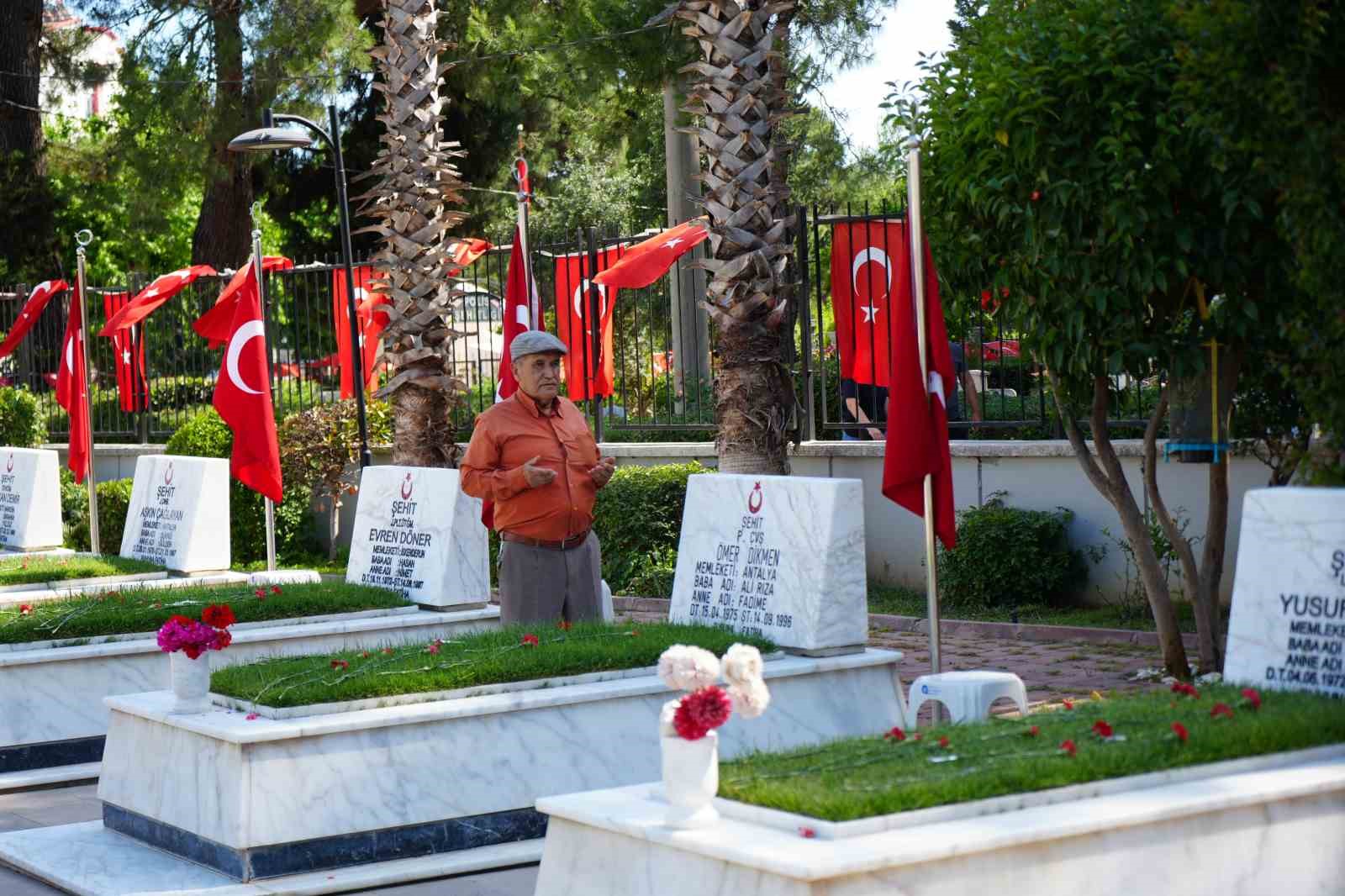sehit babasi evladinin kabri basinda 30 sene gecti ama kolay gecmedi 0 FdLXFNUp