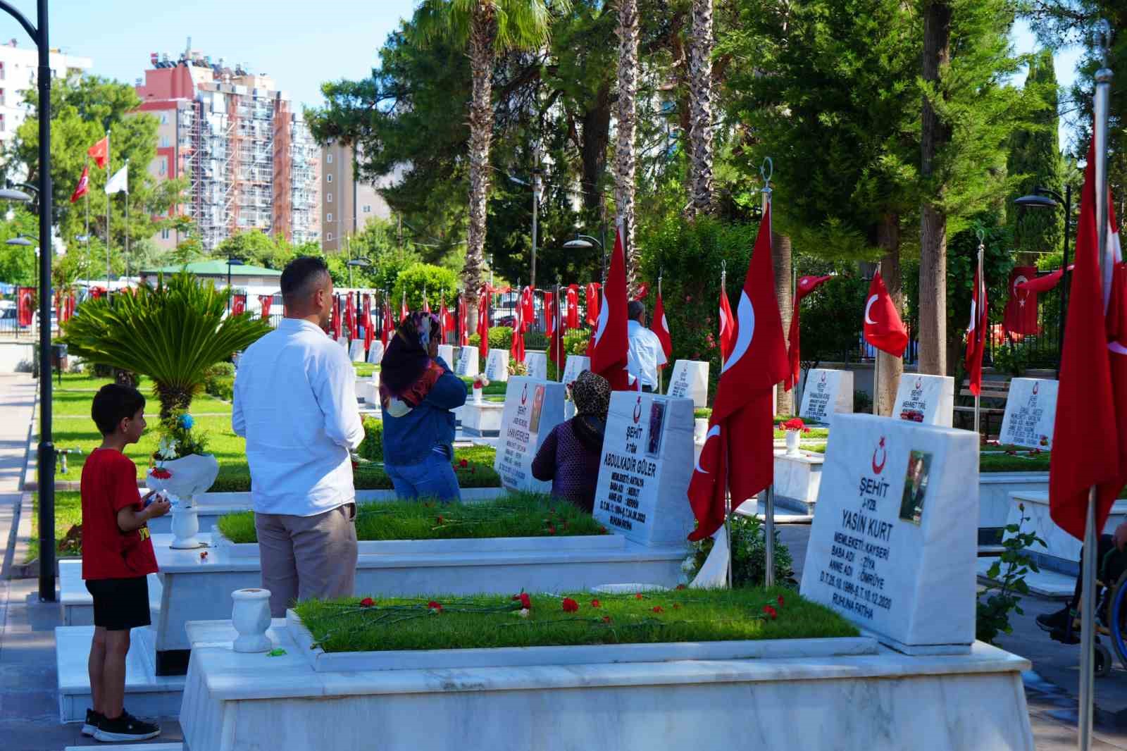 sehit babasi evladinin kabri basinda 30 sene gecti ama kolay gecmedi 1 MqclO1Cl