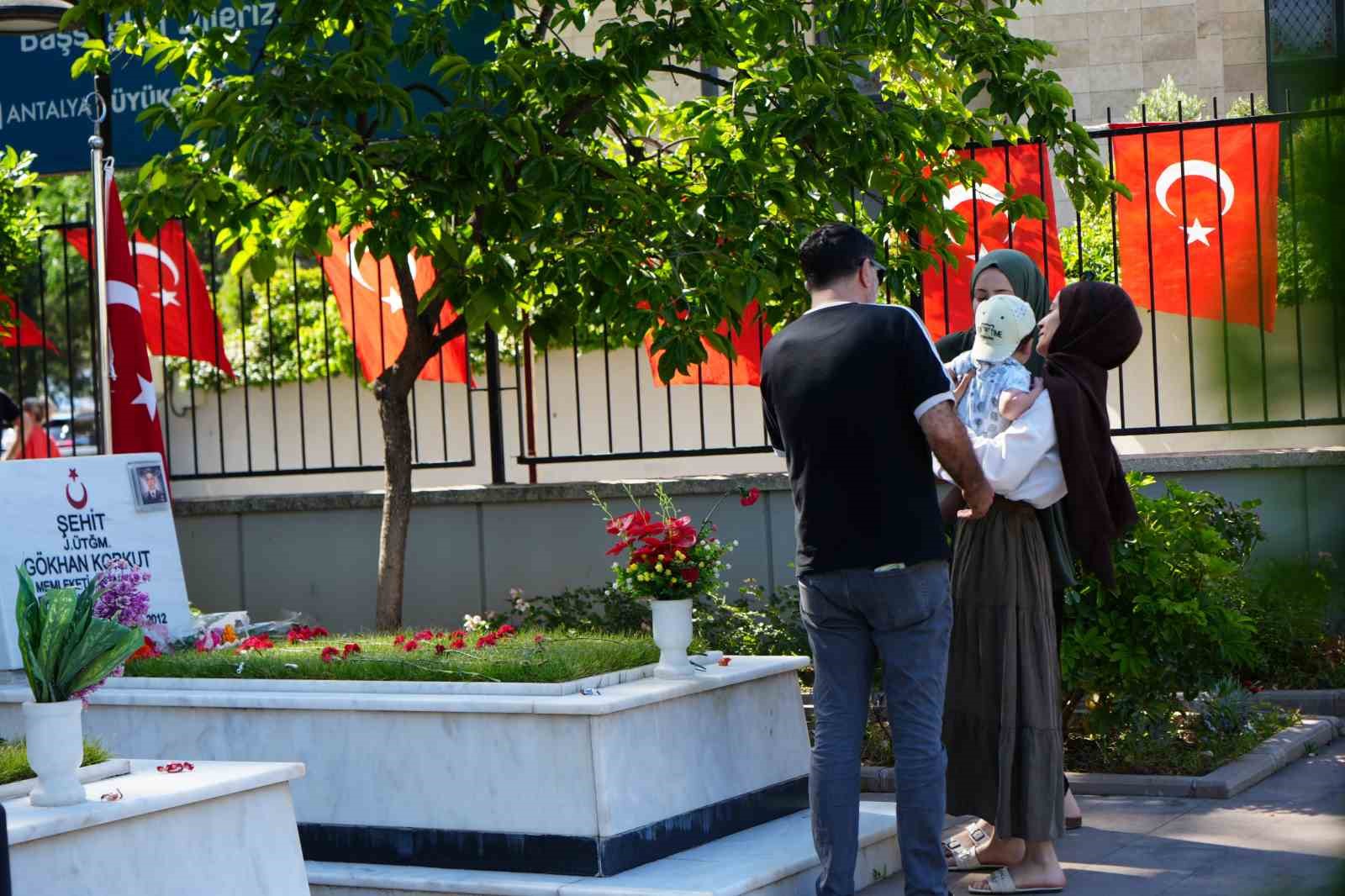 sehit babasi evladinin kabri basinda 30 sene gecti ama kolay gecmedi 2 YY7zucgQ