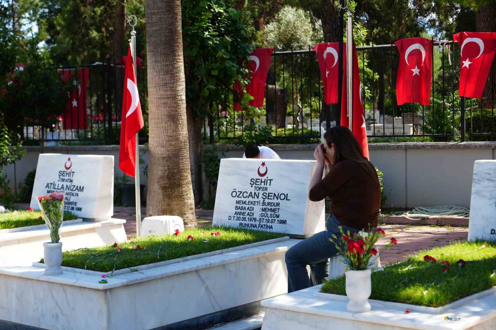 sehit babasi evladinin kabri basinda 30 sene gecti ama kolay gecmedi 4 fzKmHK1v