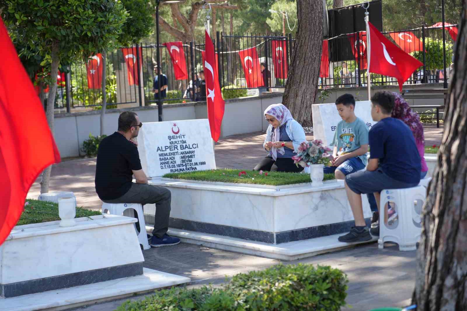 sehit babasi evladinin kabri basinda 30 sene gecti ama kolay gecmedi 6 msHO3Fkn