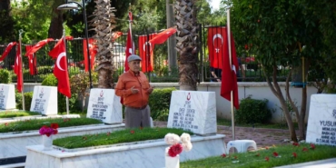 sehit-babasi-evladinin-kabri-basinda-30-sene-gecti-ama-kolay-gecmedi-yj1qsPfP.jpg