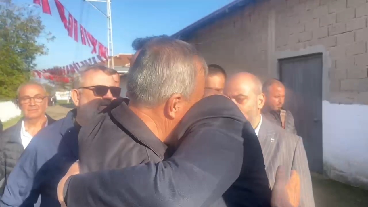 sehit babasi mhpli baskana sarilip beni devlet bahceliye goturun dedi 0