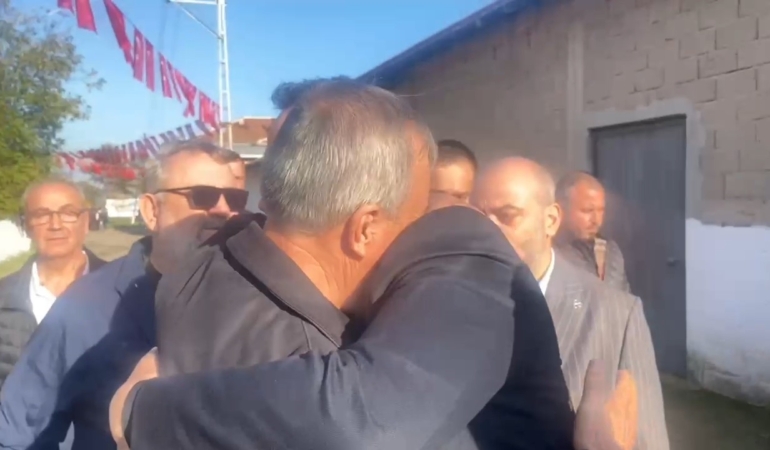 sehit-babasi-mhpli-baskana-sarilip-beni-devlet-bahceliye-goturun-dedi-MUgqpLhU.jpg