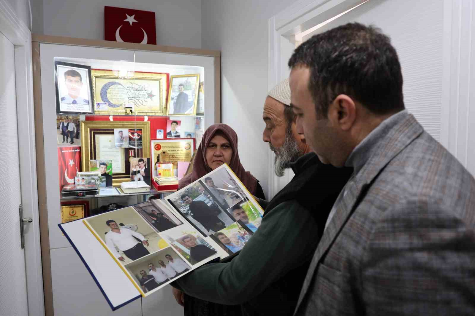 sehit babasi oglundan kalan koleksiyona gozu gibi bakiyor 0 TFIvEzhE