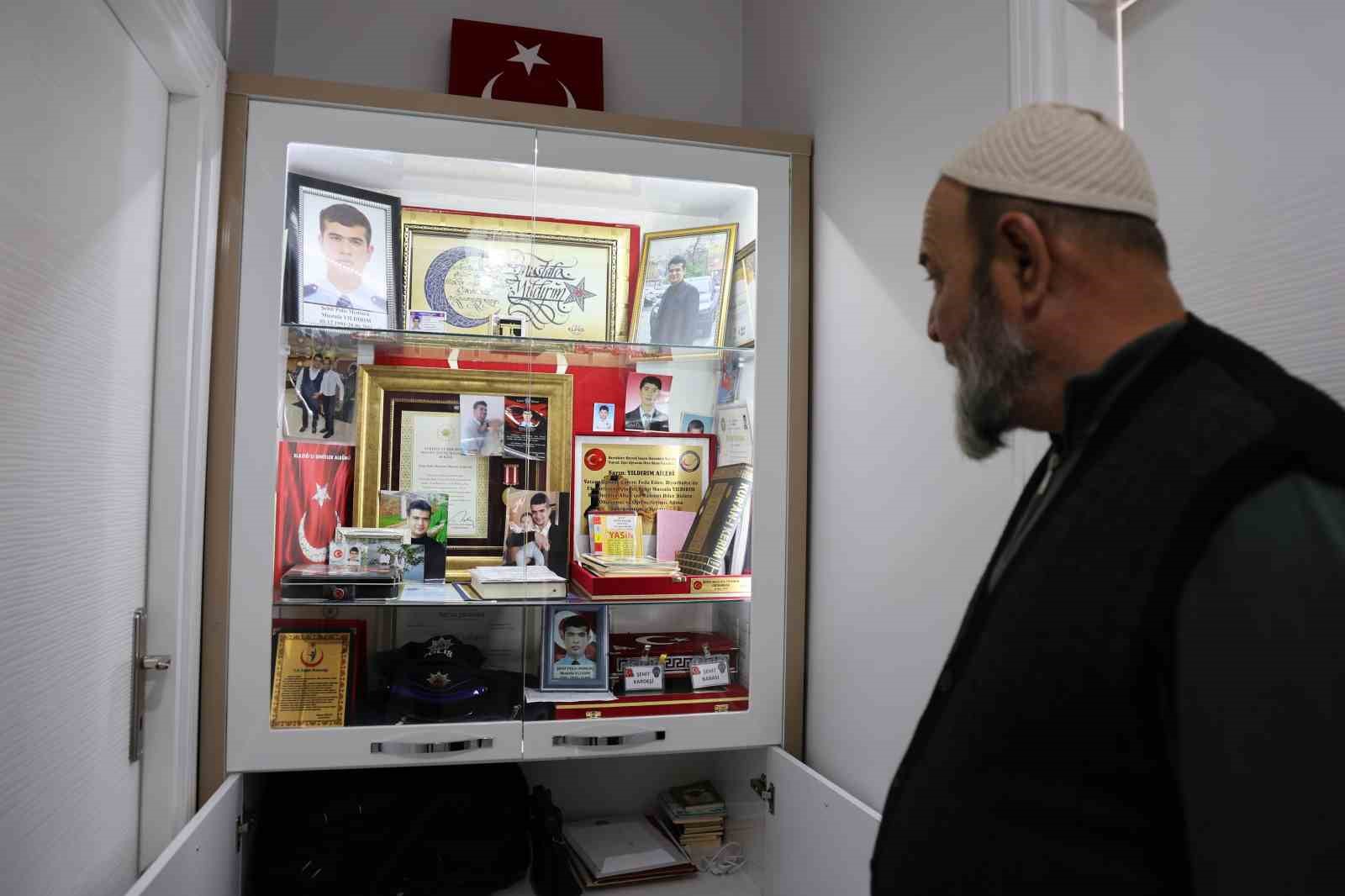 sehit babasi oglundan kalan koleksiyona gozu gibi bakiyor 7 iPQ4WG2k