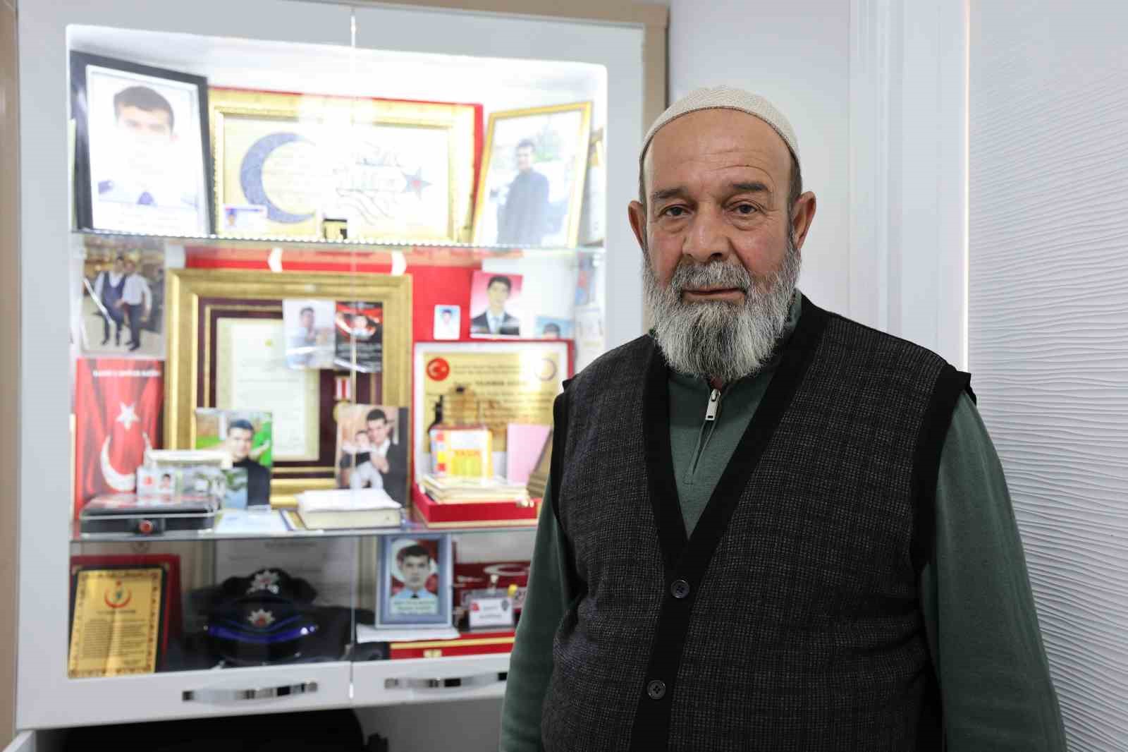 sehit babasi oglundan kalan koleksiyona gozu gibi bakiyor 8 w2q83zHr