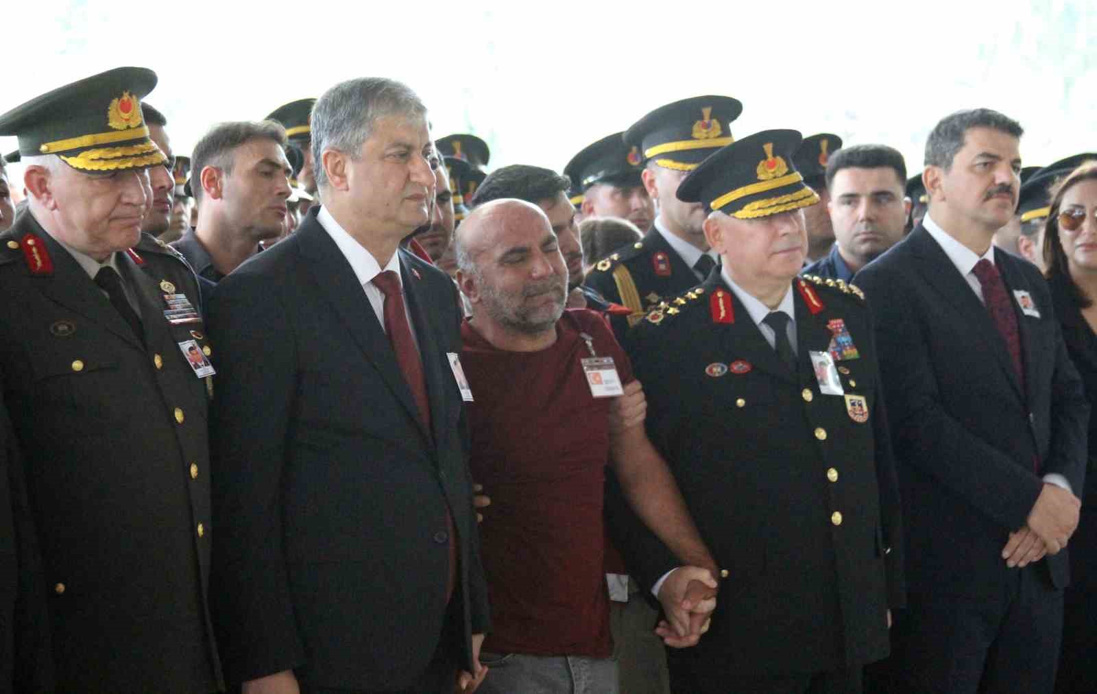 sehit babasi yurekleri dagladi oglunun tabutuna kosup optu 1 cGL6VkLz