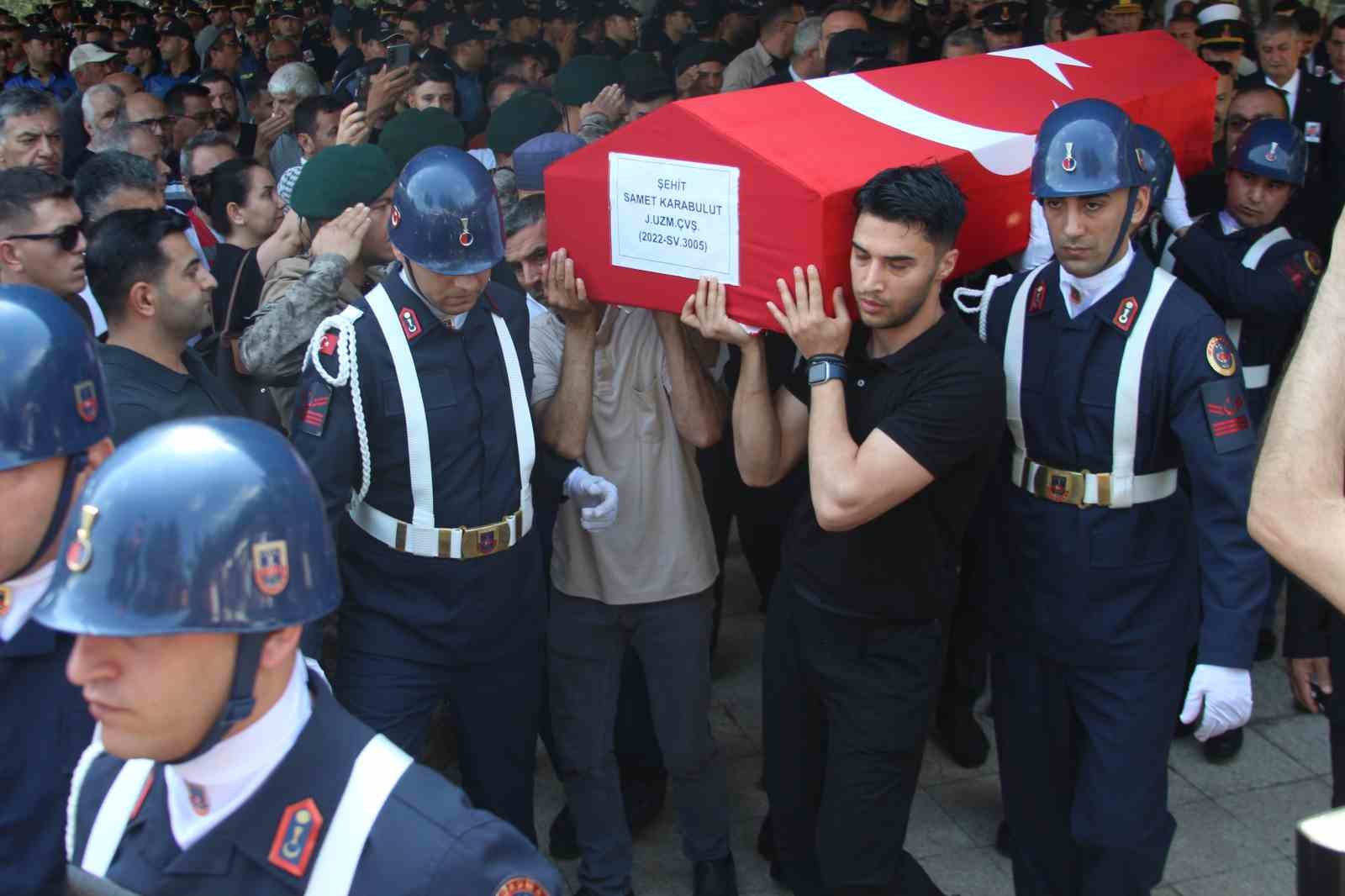 sehit babasi yurekleri dagladi oglunun tabutuna kosup optu 10 31z9iPzN