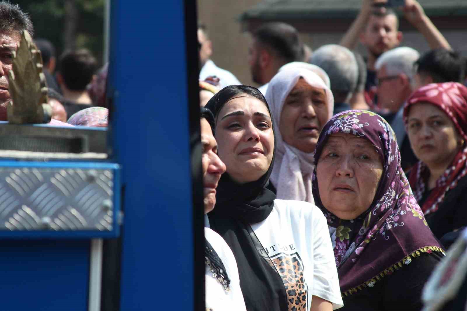 sehit babasi yurekleri dagladi oglunun tabutuna kosup optu 11 yWbHvm6V