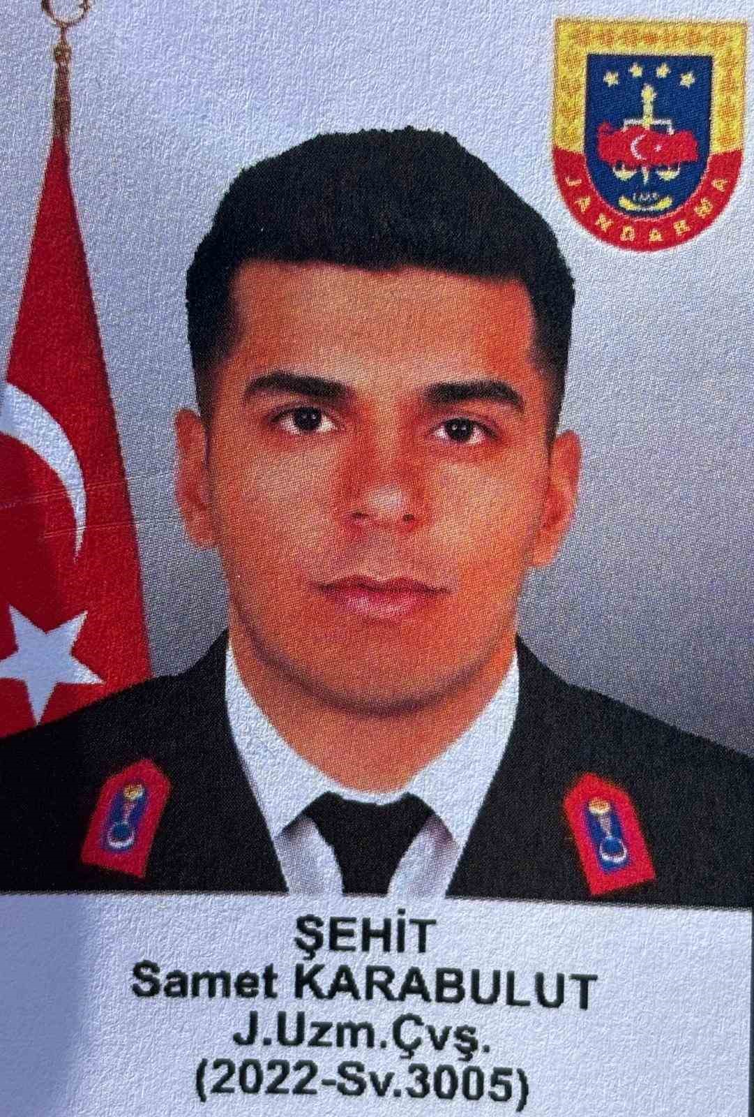sehit babasi yurekleri dagladi oglunun tabutuna kosup optu 12 4ffUT42u