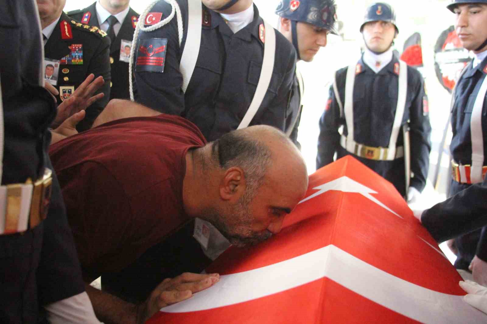 sehit babasi yurekleri dagladi oglunun tabutuna kosup optu 2 laQMQhiN