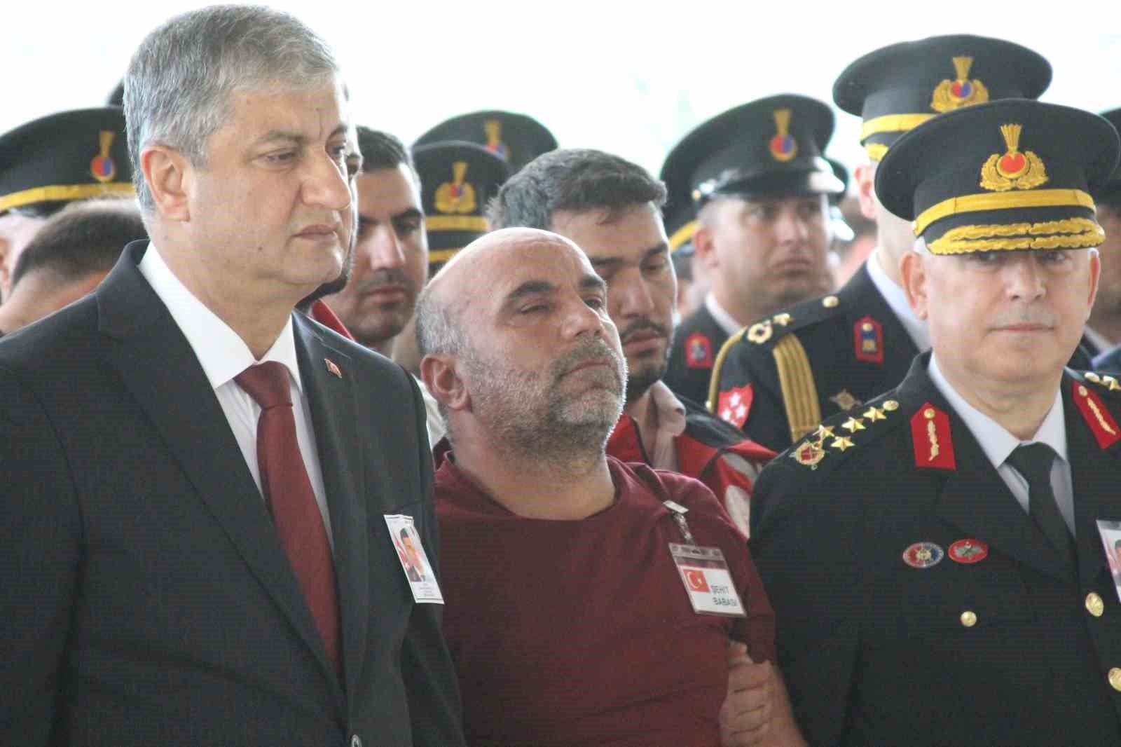 sehit babasi yurekleri dagladi oglunun tabutuna kosup optu 3 L7t83FL4