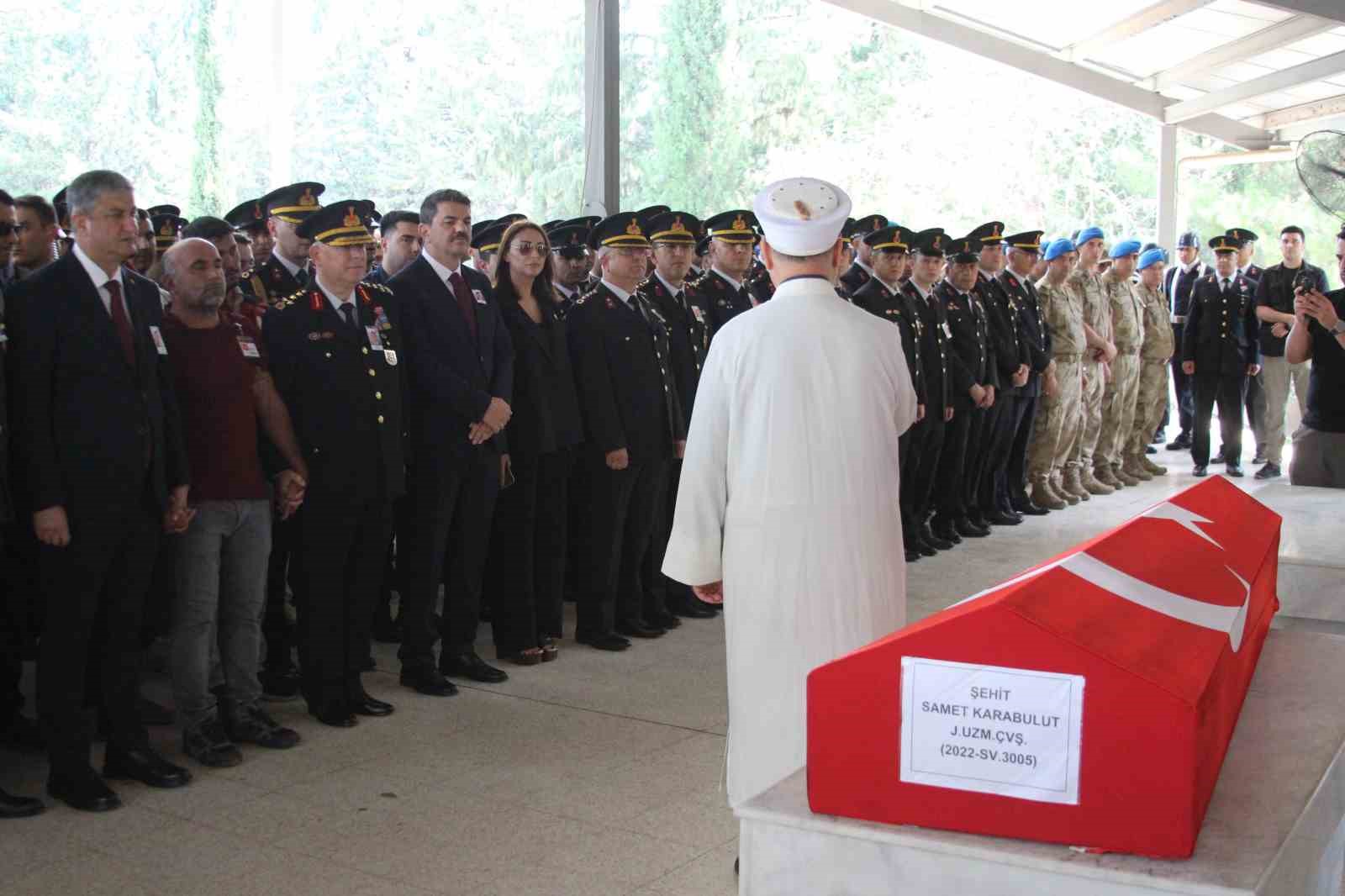 sehit babasi yurekleri dagladi oglunun tabutuna kosup optu 4 J1JX4zWL